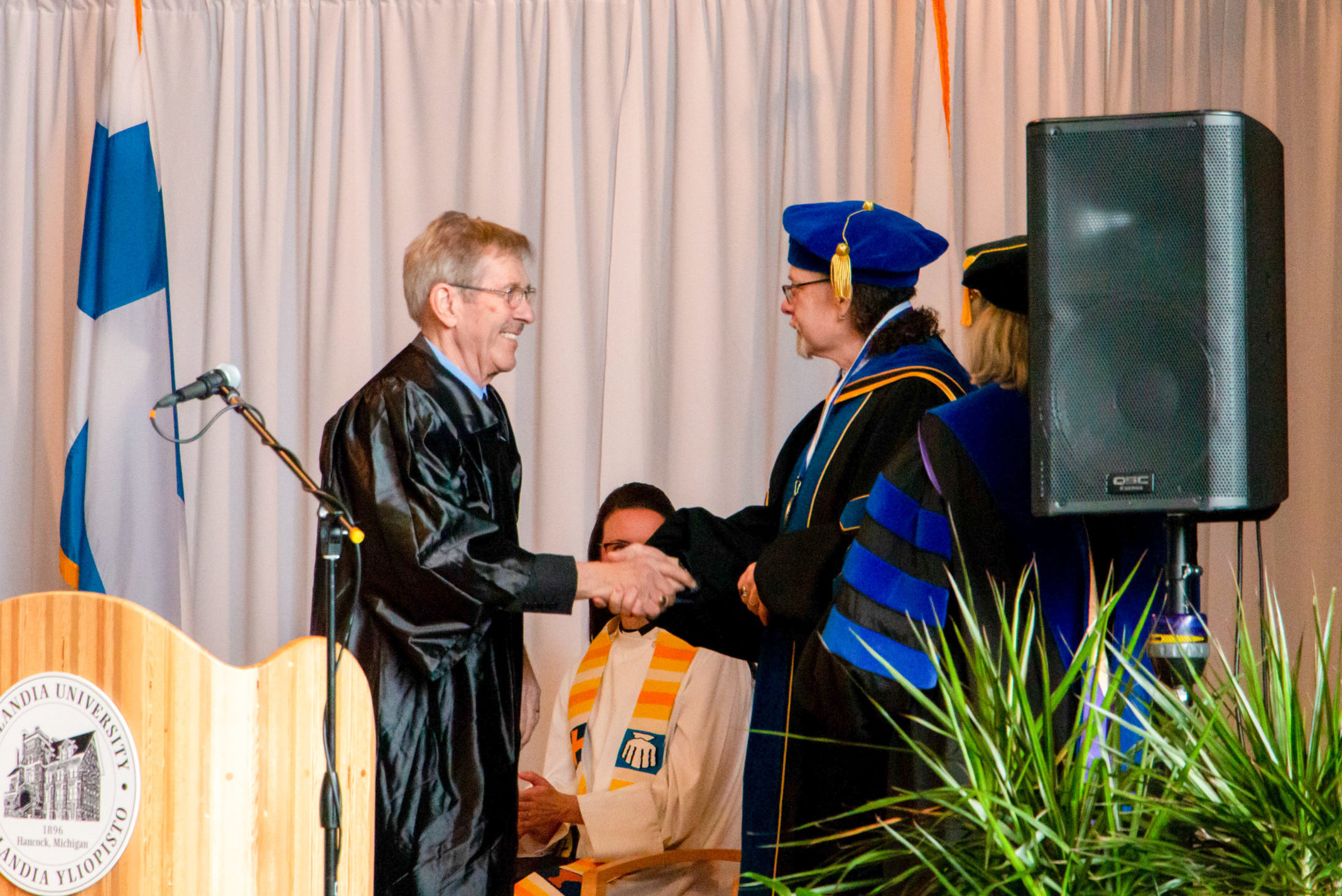 Dr. Richard Gee receiving 2022 Distinguished Faculty Award